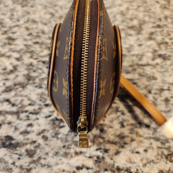 Louis Vuitton Ellipse Clutch - Picture 3 of 7